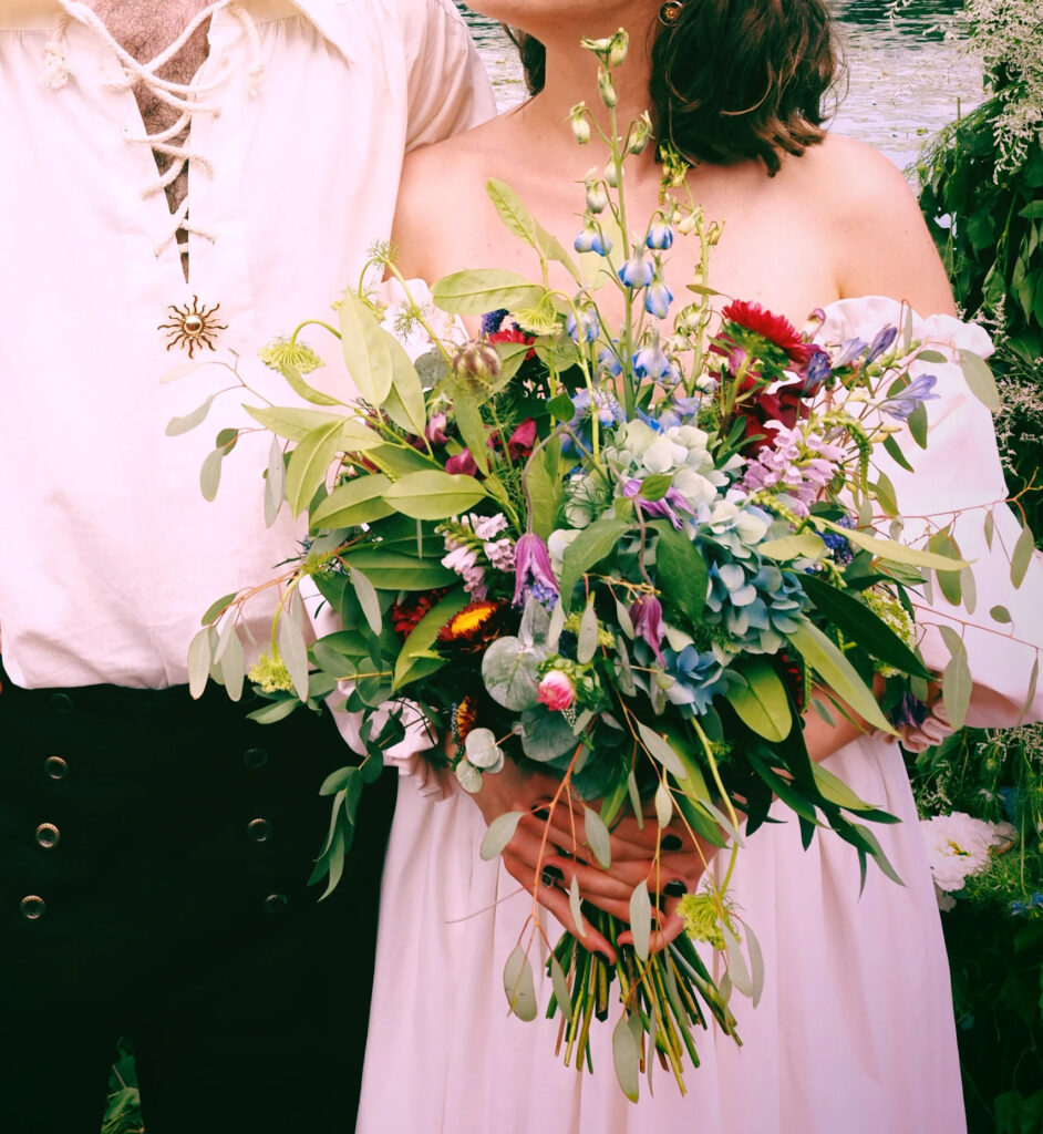 Panna młoda z bukietem z sezonowych kwiatów – florystyka ślubna Katowice